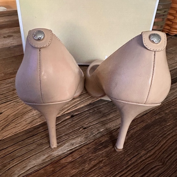 Michael Kors Classic Nude Presley Pumps - 9.5 - Picture 5 of 6